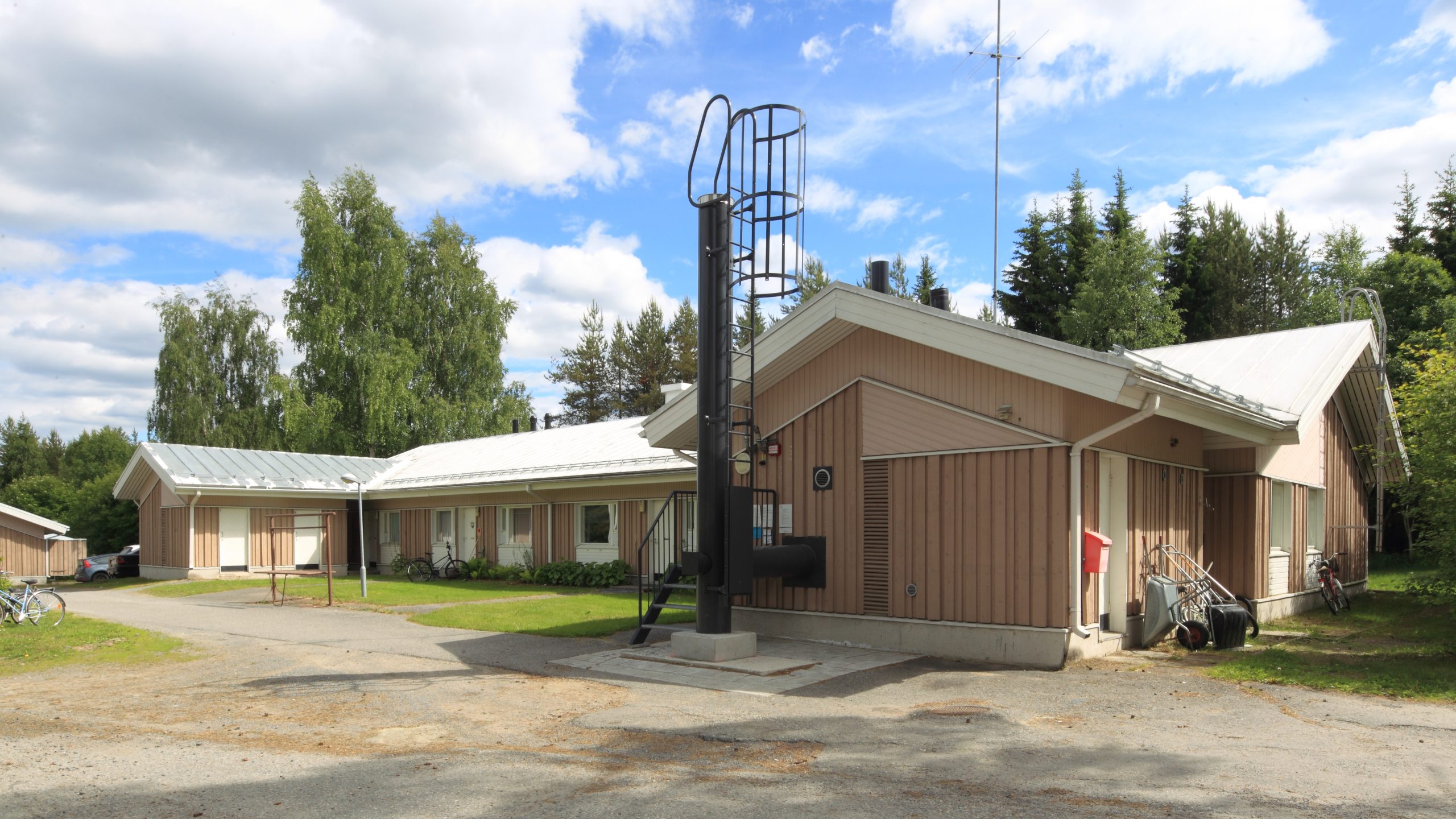 Vaalenasruskea, puupintainen L-mallionen rivitalo